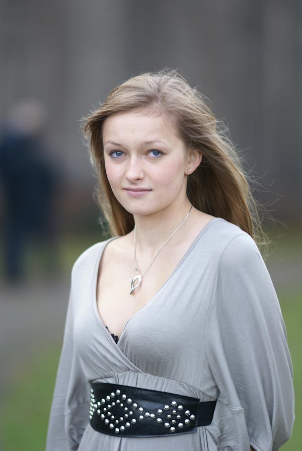 Médaille collier femme : le bijou qui raconte votre histoire.